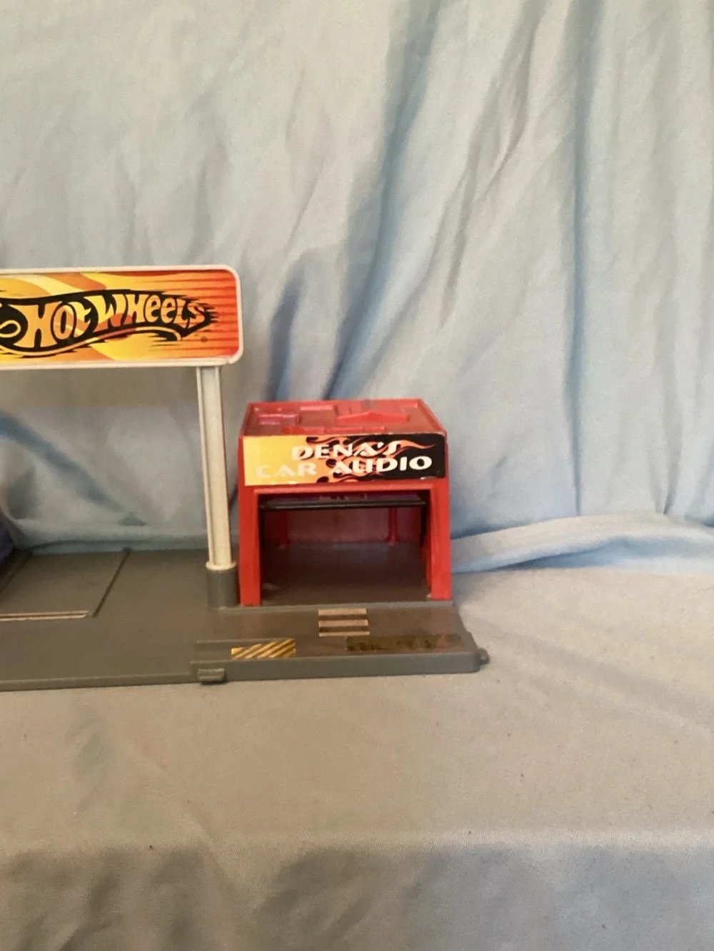 Hot Wheels Kids Playset Garage with Red and Blue Accents
